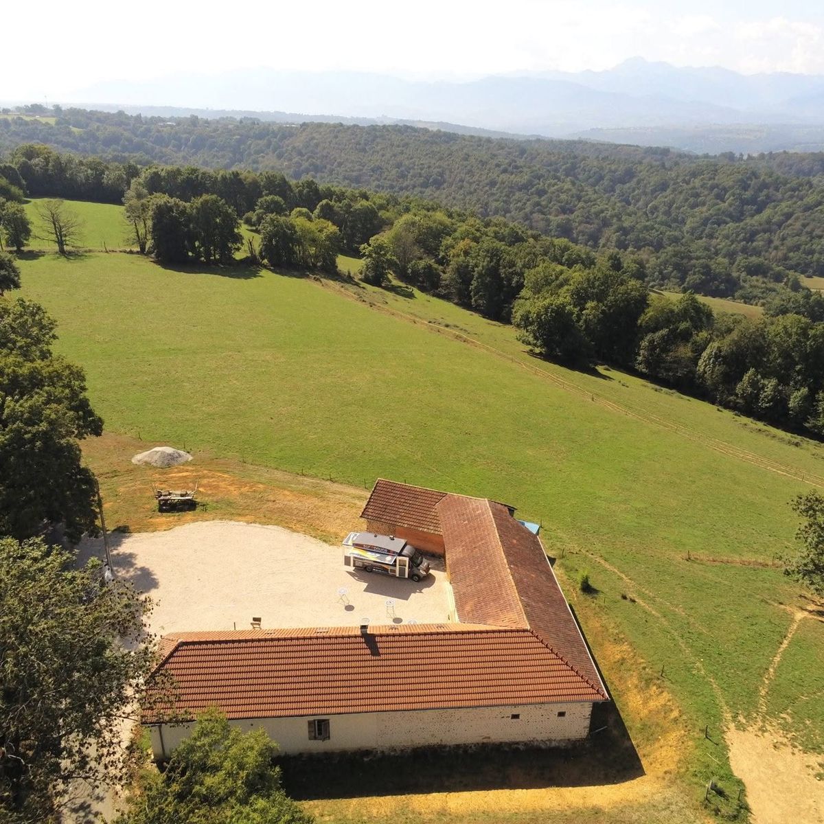 Vue aérienne de la bergerie et du domaine Bird Hunter, avec les Pyrénées à l'horizon